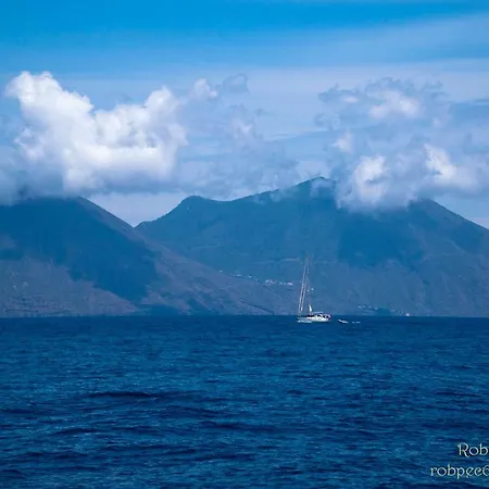 Botel Catamarano Azul *