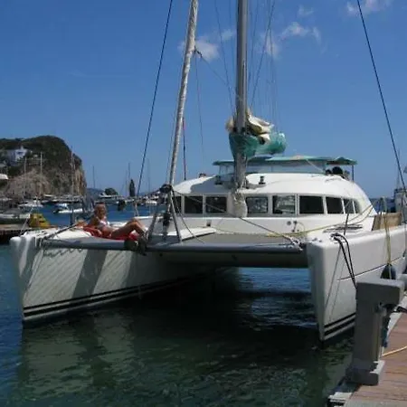 Catamarano Azul Úszó hotel