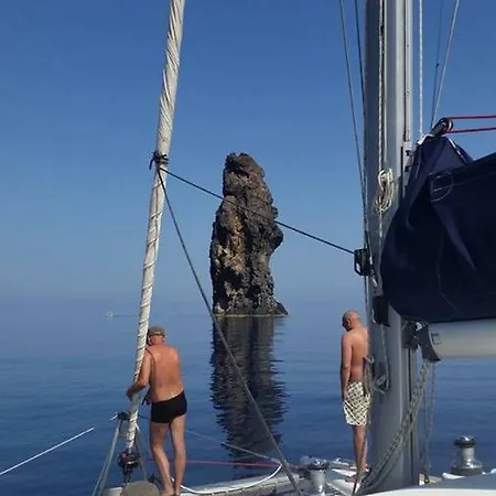 Botel Catamarano Azul Quattro Pani