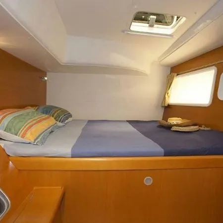 Catamarano Azul Botel *